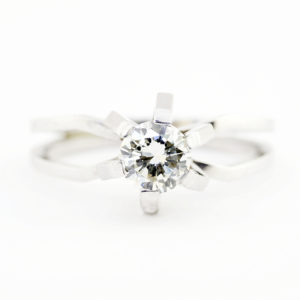 Solitario de Oro Blanco de 18k con Diamante Natural talla Brillante de 0,51 ct. (L-SI1). Certificado IGE.