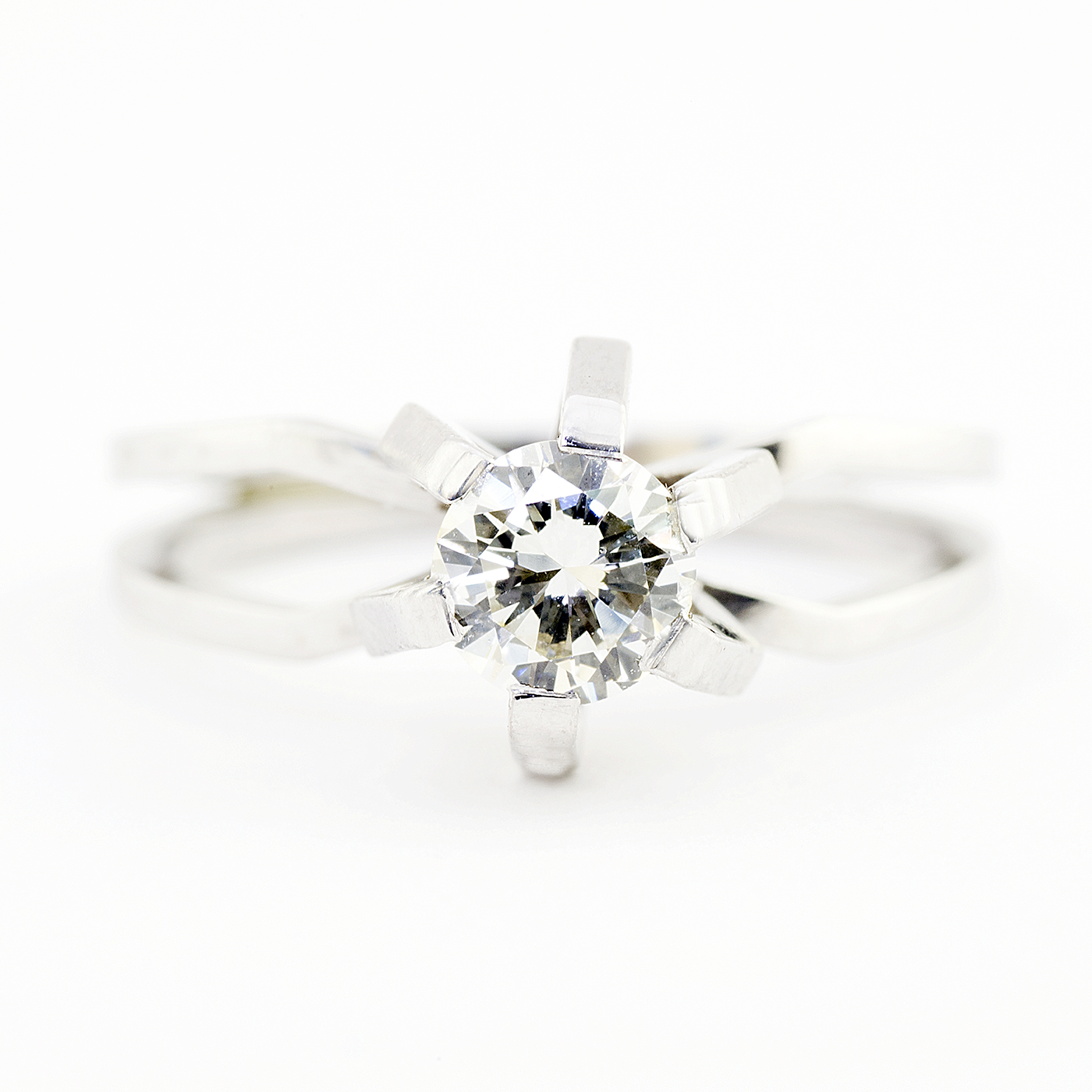 Solitario de Oro Blanco de 18k con Diamante Natural talla Brillante de 0,51 ct. (L-SI1). Certificado IGE. Solitario de Oro Blanco de 18k con Diamante Natural talla Brillante de 0,51 ct. (L-SI1). Certificado IGE.