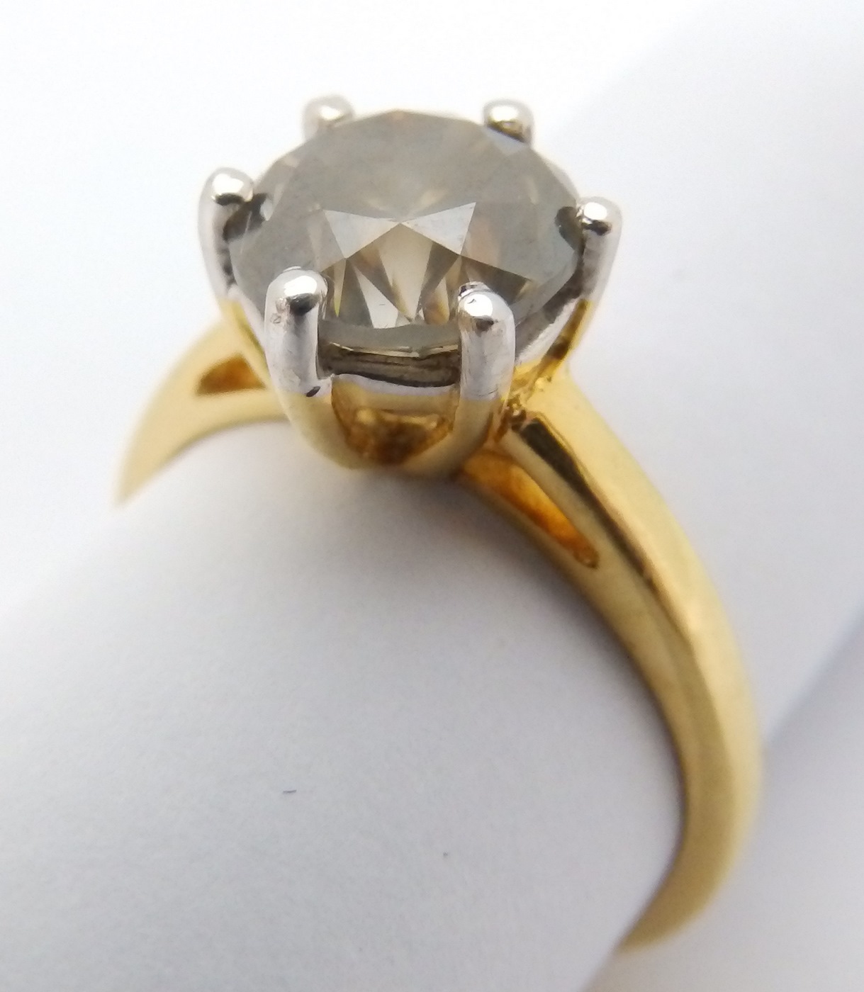 Solitario en Oro amarillo, con Diamante Natural talla Brillante de color Grisáceo fantasía Amarillo. Certificado. Solitario en Oro amarillo, con Diamante Natural talla Brillante de color Grisáceo fantasía Amarillo. Certificado.