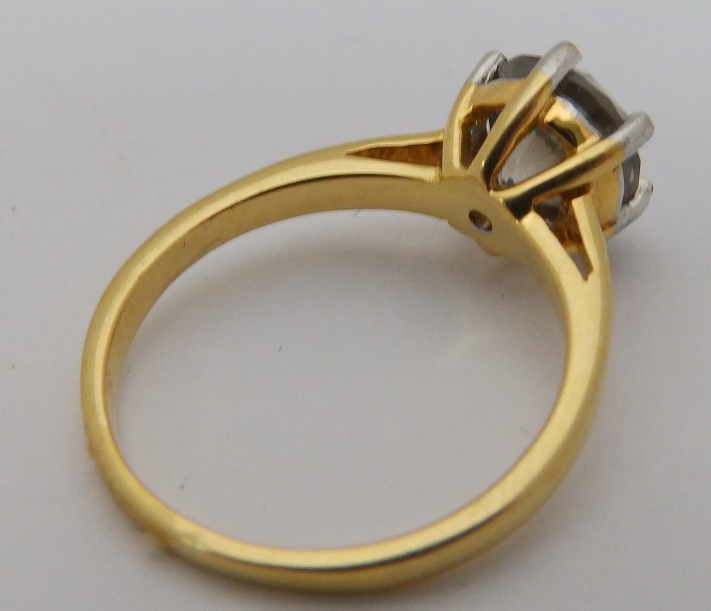 Solitario en Oro amarillo, con Diamante Natural talla Brillante de color Grisáceo fantasía Amarillo. Certificado. Solitario en Oro amarillo, con Diamante Natural talla Brillante de color Grisáceo fantasía Amarillo. Certificado.