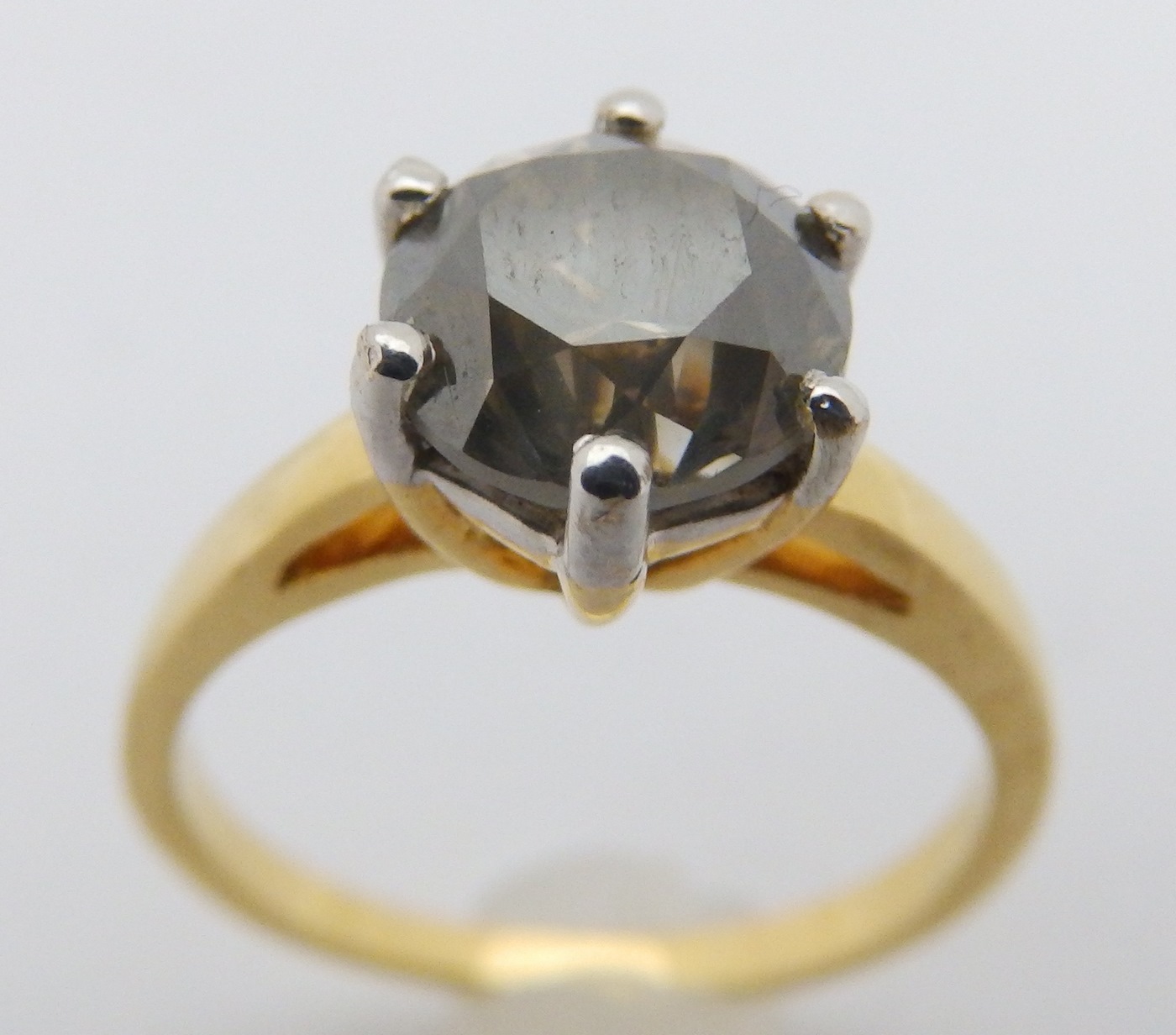 Solitario en Oro amarillo, con Diamante Natural talla Brillante de color Grisáceo fantasía Amarillo. Certificado. Solitario en Oro amarillo, con Diamante Natural talla Brillante de color Grisáceo fantasía Amarillo. Certificado.