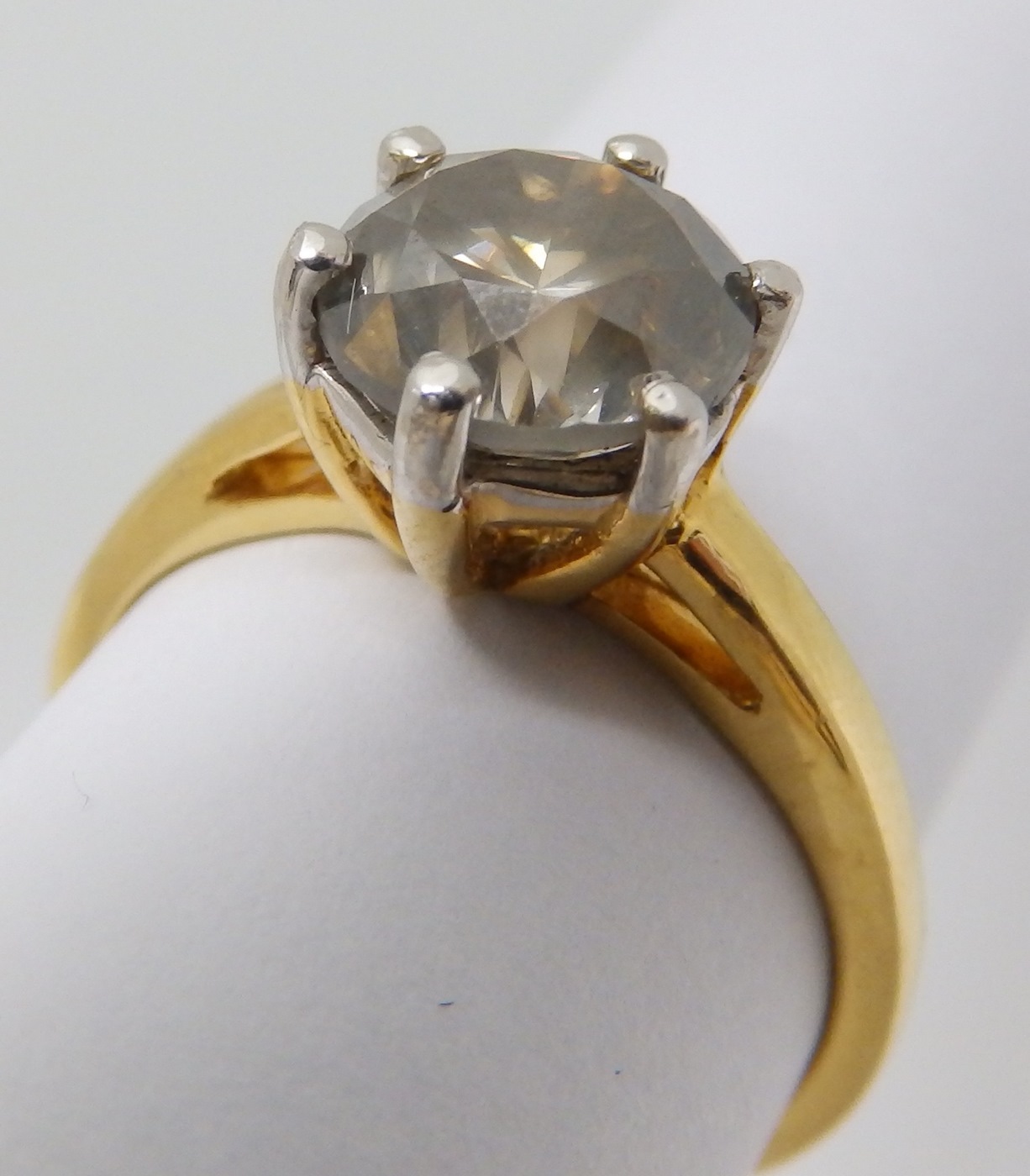 Solitario en Oro amarillo, con Diamante Natural talla Brillante de color Grisáceo fantasía Amarillo. Certificado. Solitario en Oro amarillo, con Diamante Natural talla Brillante de color Grisáceo fantasía Amarillo. Certificado.