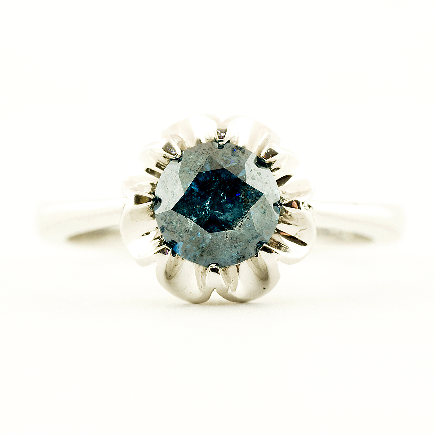 Solitario en Oro Blanco con Diamante Natural talla Brillante, de 1,26 ct. Color Fancy deep Green Blue, Claridad SI2. 4.68 gr. Solitario en Oro Blanco con Diamante Natural talla Brillante, de 1,26 ct. Color Fancy deep Green Blue, Claridad SI2. 4.68 gr.