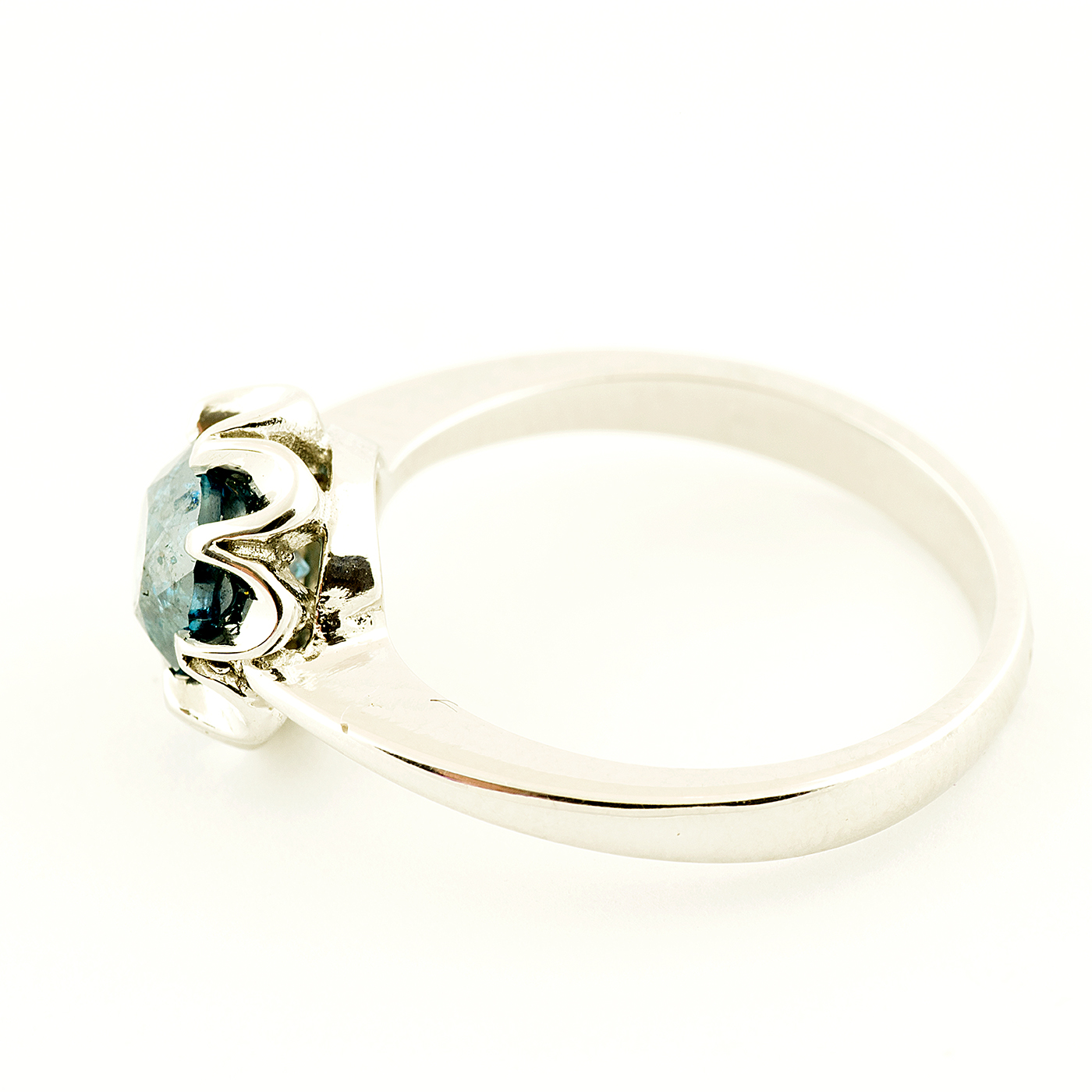 Solitario en Oro Blanco con Diamante Natural talla Brillante, de 1,26 ct. Color Fancy deep Green Blue, Claridad SI2. 4.68 gr. Solitario en Oro Blanco con Diamante Natural talla Brillante, de 1,26 ct. Color Fancy deep Green Blue, Claridad SI2. 4.68 gr.