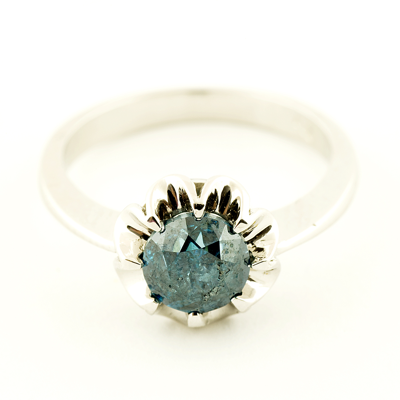 Solitario en Oro Blanco con Diamante Natural talla Brillante, de 1,26 ct. Color Fancy deep Green Blue, Claridad SI2. 4.68 gr. Solitario en Oro Blanco con Diamante Natural talla Brillante, de 1,26 ct. Color Fancy deep Green Blue, Claridad SI2. 4.68 gr.