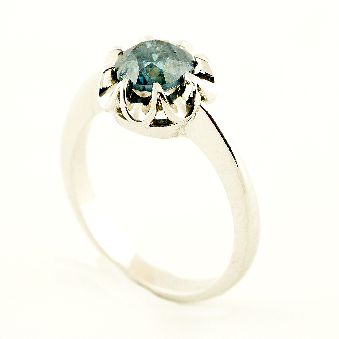 Solitario en Oro Blanco con Diamante Natural talla Brillante, de 1,26 ct. Color Fancy deep Green Blue, Claridad SI2. 4.68 gr.