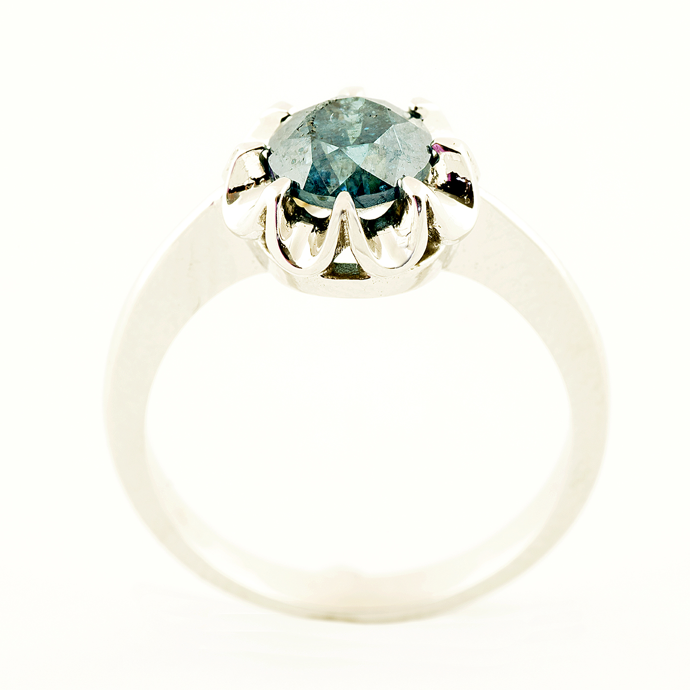 Solitario en Oro Blanco con Diamante Natural talla Brillante, de 1,26 ct. Color Fancy deep Green Blue, Claridad SI2. 4.68 gr. Solitario en Oro Blanco con Diamante Natural talla Brillante, de 1,26 ct. Color Fancy deep Green Blue, Claridad SI2. 4.68 gr.