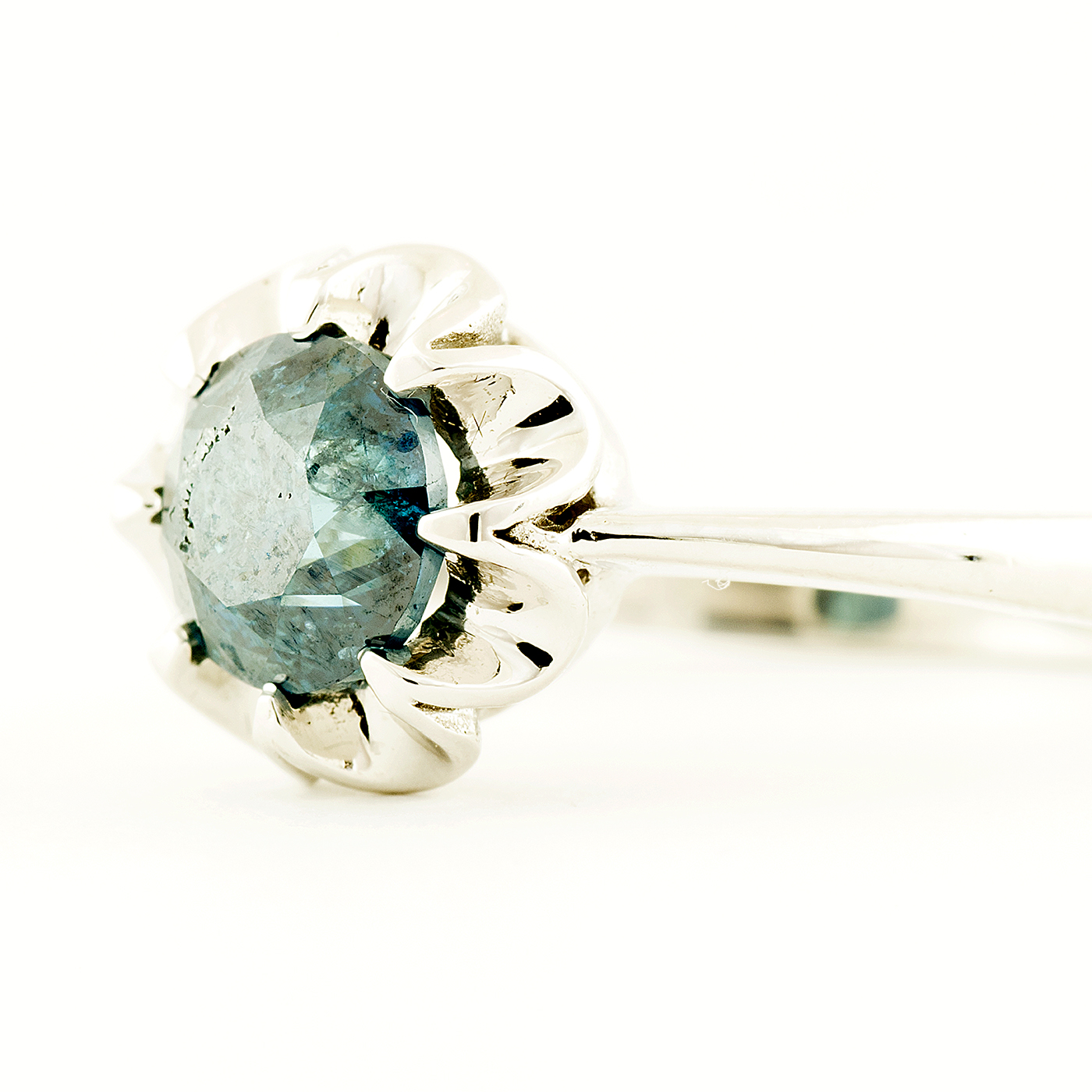 Solitario en Oro Blanco con Diamante Natural talla Brillante, de 1,26 ct. Color Fancy deep Green Blue, Claridad SI2. 4.68 gr. Solitario en Oro Blanco con Diamante Natural talla Brillante, de 1,26 ct. Color Fancy deep Green Blue, Claridad SI2. 4.68 gr.