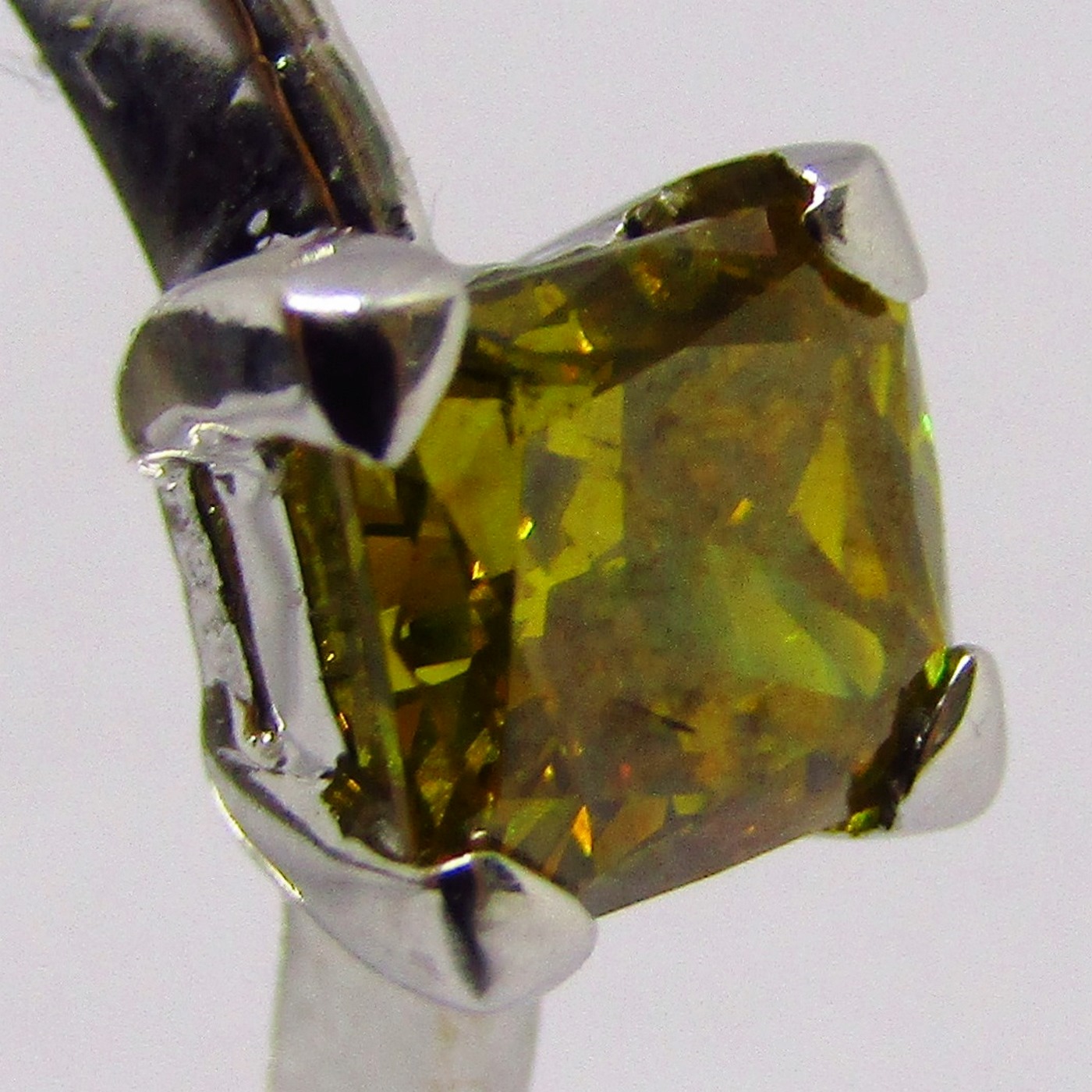 Solitario en Oro Blanco con Diamante Natural talla Rectangular, de 0,70 ct. Color Fancy vivid yellow, Claridad SI2. Certificado IGE. Solitario en Oro Blanco con Diamante Natural talla Rectangular, de 0,70 ct. Color Fancy vivid yellow, Claridad SI2. Certificado IGE.
