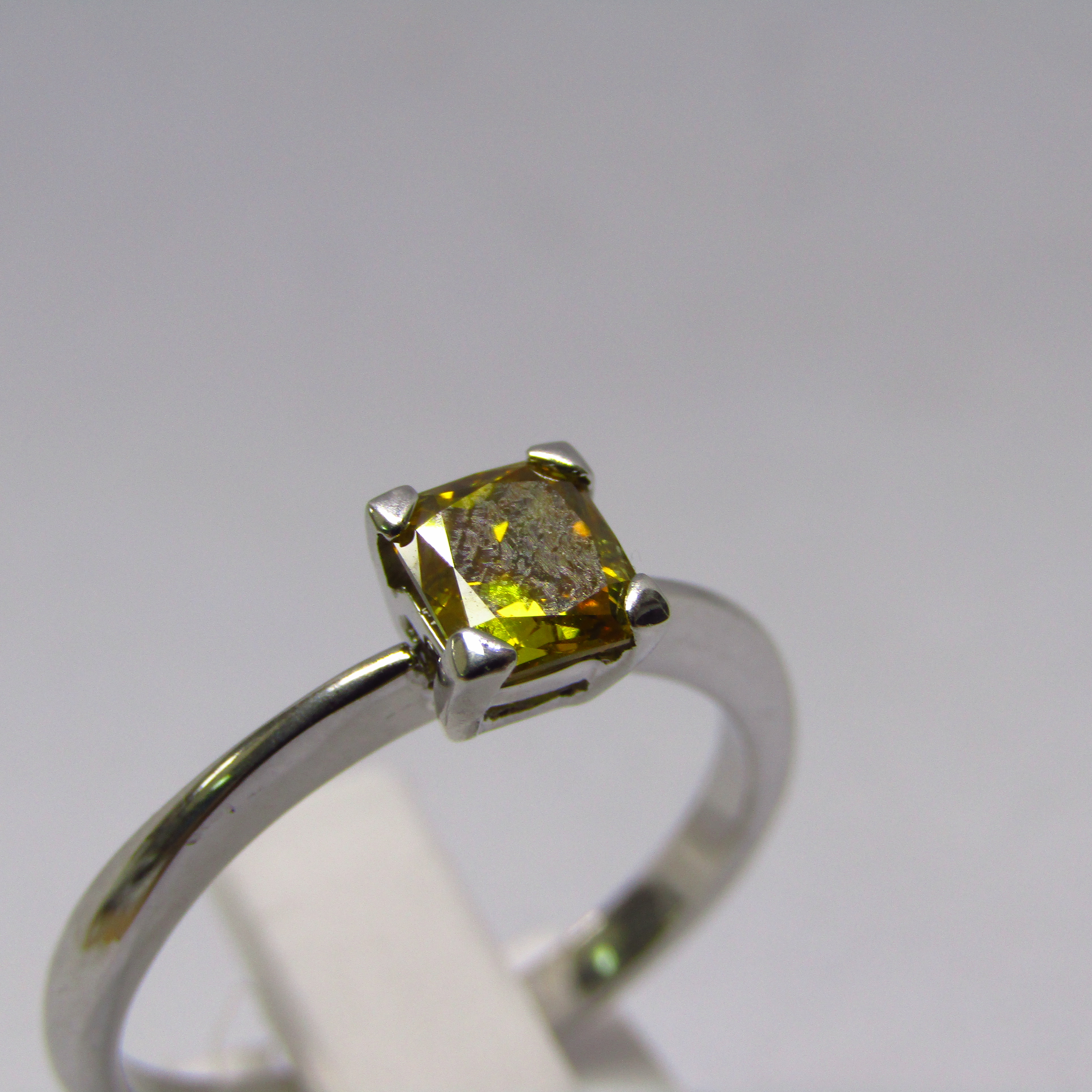 Solitario en Oro Blanco con Diamante Natural talla Rectangular, de 0,70 ct. Color Fancy vivid yellow, Claridad SI2. Certificado IGE. Solitario en Oro Blanco con Diamante Natural talla Rectangular, de 0,70 ct. Color Fancy vivid yellow, Claridad SI2. Certificado IGE.