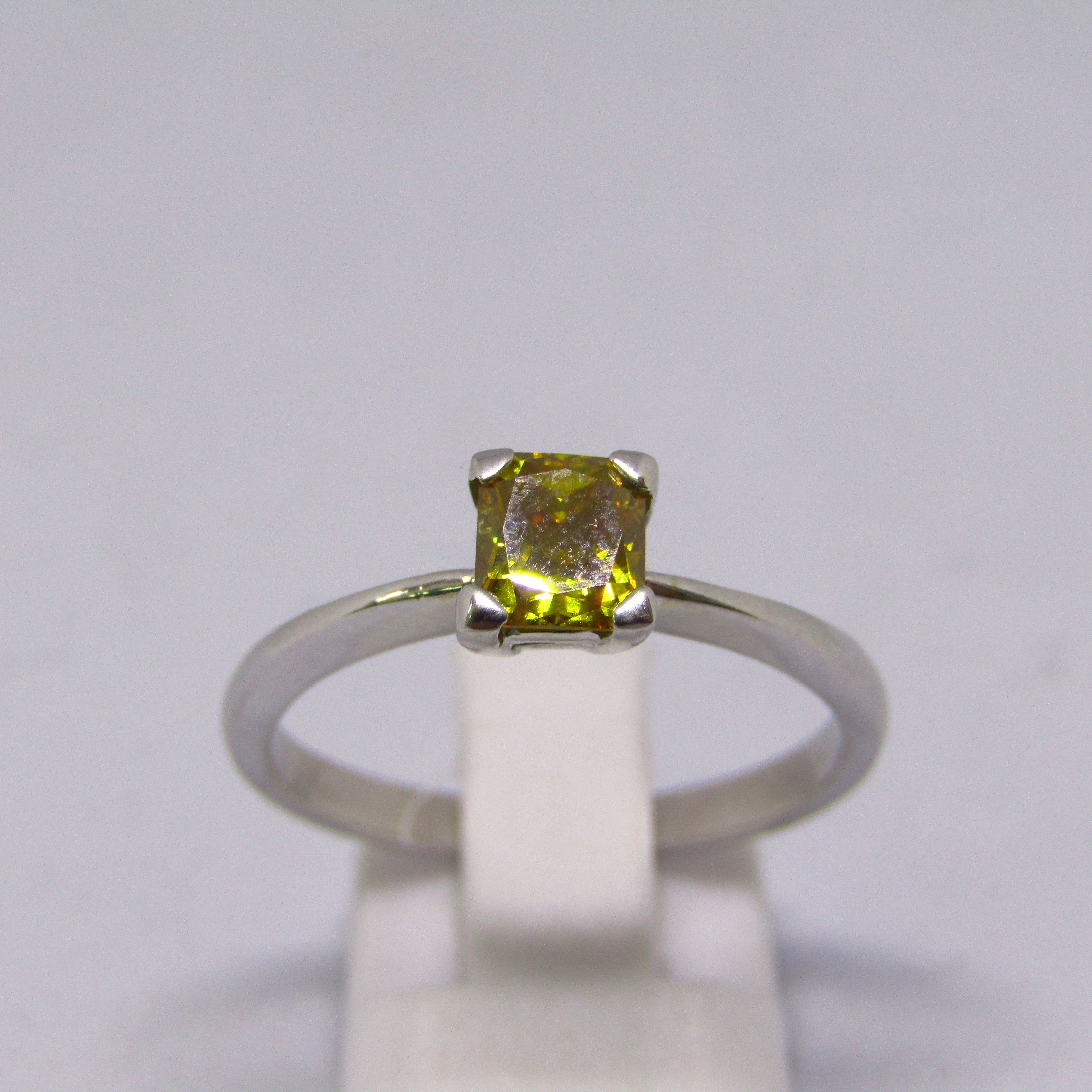 Solitario en Oro Blanco con Diamante Natural talla Rectangular, de 0,70 ct. Color Fancy vivid yellow, Claridad SI2. Certificado IGE. Solitario en Oro Blanco con Diamante Natural talla Rectangular, de 0,70 ct. Color Fancy vivid yellow, Claridad SI2. Certificado IGE.