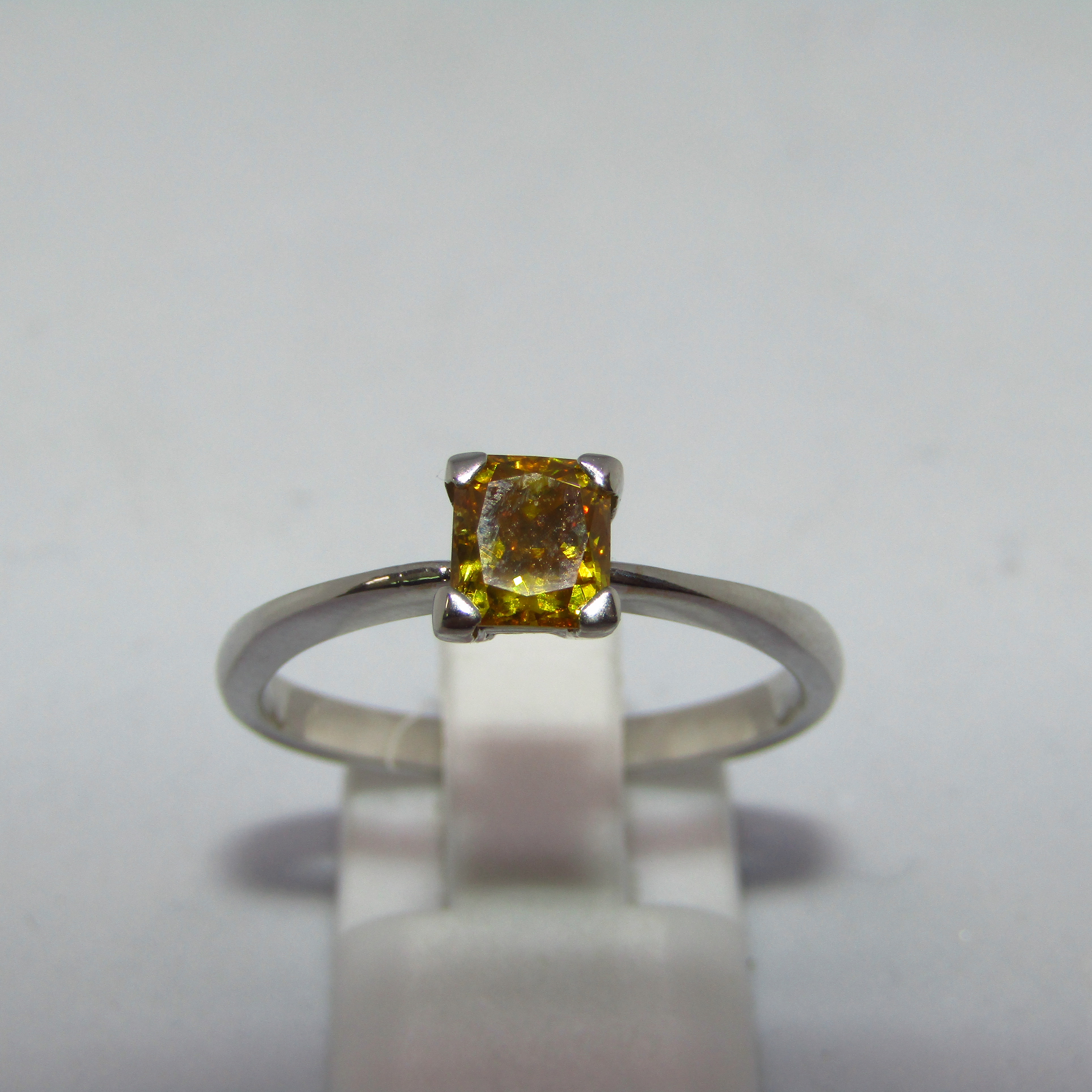 Solitario en Oro Blanco con Diamante Natural talla Rectangular, de 0,70 ct. Color Fancy vivid yellow, Claridad SI2. Certificado IGE.