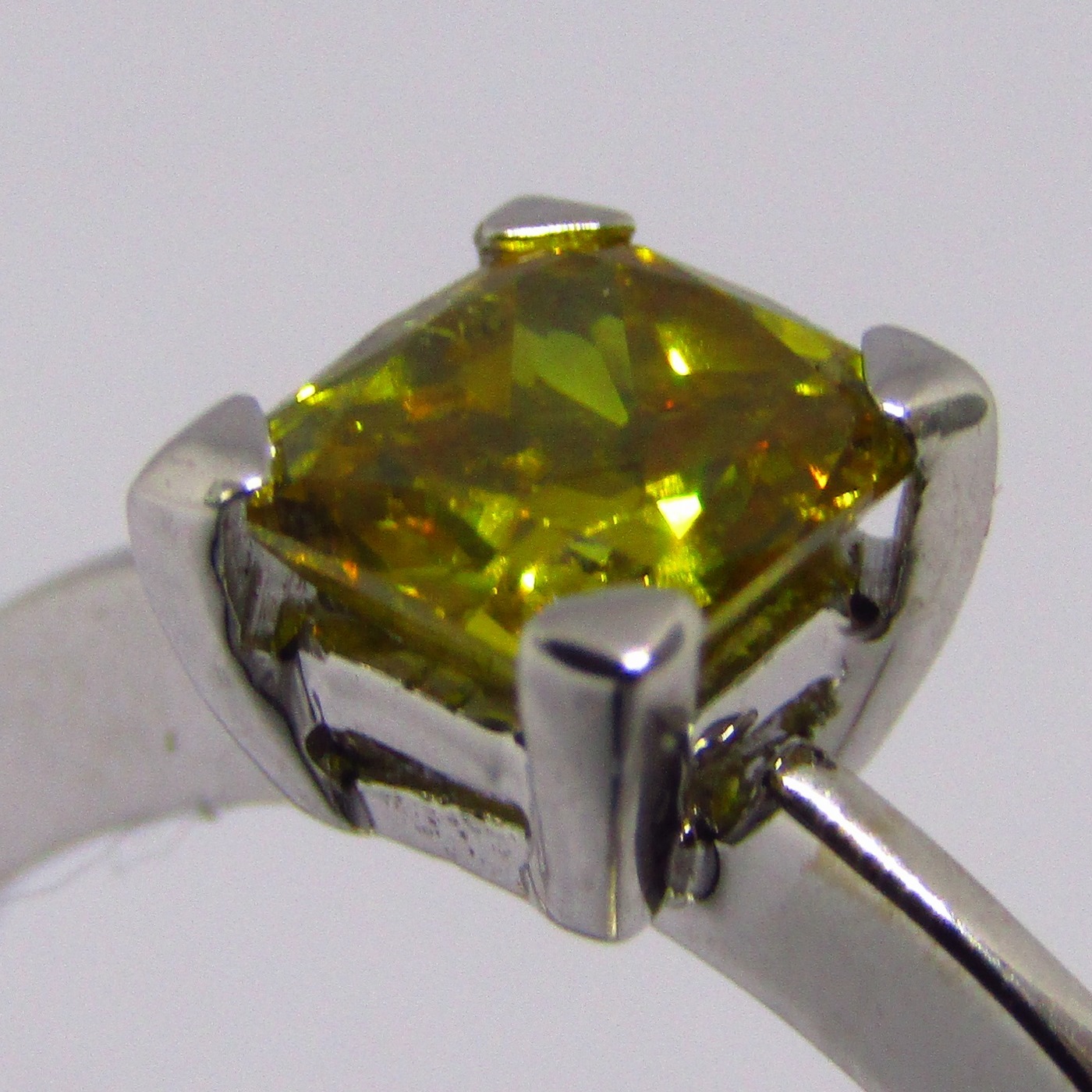 Solitario en Oro Blanco con Diamante Natural talla Rectangular, de 0,70 ct. Color Fancy vivid yellow, Claridad SI2. Certificado IGE. Solitario en Oro Blanco con Diamante Natural talla Rectangular, de 0,70 ct. Color Fancy vivid yellow, Claridad SI2. Certificado IGE.