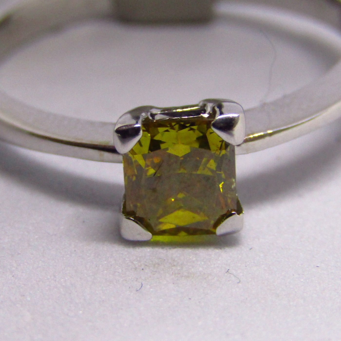 Solitario en Oro Blanco con Diamante Natural talla Rectangular, de 0,70 ct. Color Fancy vivid yellow, Claridad SI2. Certificado IGE. Solitario en Oro Blanco con Diamante Natural talla Rectangular, de 0,70 ct. Color Fancy vivid yellow, Claridad SI2. Certificado IGE.