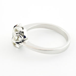 Solitario en Oro de 18k con Diamante Natural talla Antigua Europea de 0,75 ct. (K-VS1). Certificado IGE.