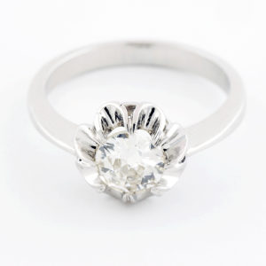 Solitario en Oro de 18k con Diamante Natural talla Antigua Europea de 0,75 ct. (K-VS1). Certificado IGE.