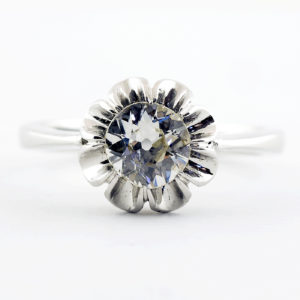 Solitario en Oro de 18k con Diamante Natural talla Antigua Europea de 0,75 ct. (K-VS1). Certificado IGE.