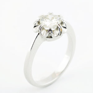 Solitario en Oro de 18k con Diamante Natural talla Antigua Europea de 0,75 ct. (K-VS1). Certificado IGE.