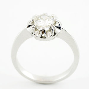Solitario en Oro de 18k con Diamante Natural talla Antigua Europea de 0,75 ct. (K-VS1). Certificado IGE.