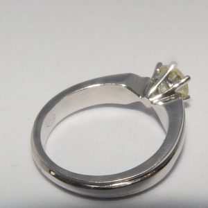 Solitario en Oro de 18k. con Diamante talla Brillante, Yellowish de 1,25 ct. Color, N-O. Claridad, SI1-2