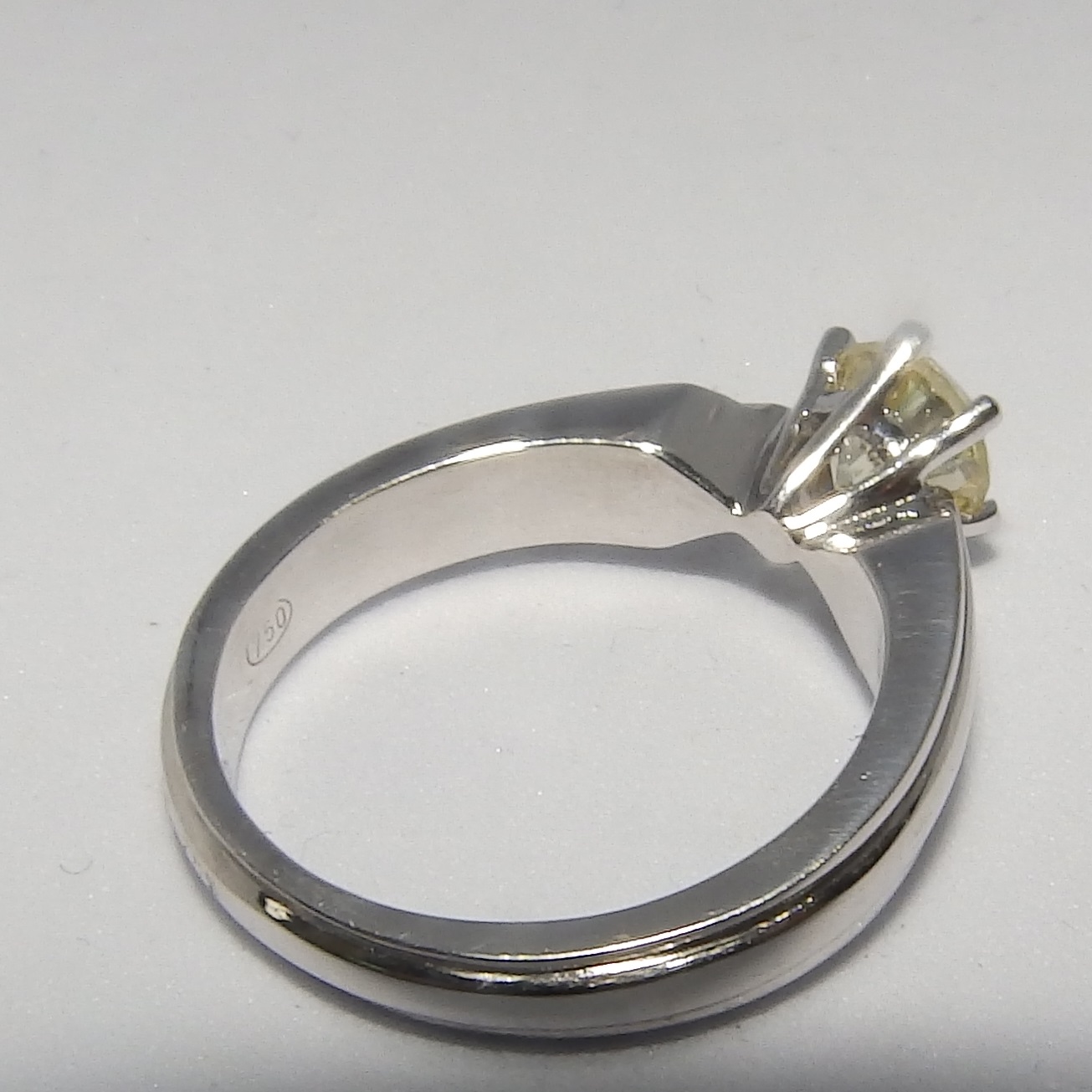 Solitario en Oro de 18k. con Diamante talla Brillante, Yellowish de 1,25 ct. Color, N-O. Claridad, SI1-2 Solitario en Oro de 18k. con Diamante talla Brillante, Yellowish de 1,25 ct. Color, N-O. Claridad, SI1-2