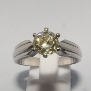 Solitario en Oro de 18k. con Diamante talla Brillante, Yellowish de 1,25 ct. Color, N-O. Claridad, SI1-2
