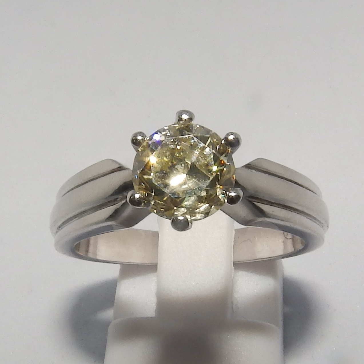 Solitario en Oro de 18k. con Diamante talla Brillante, Yellowish de 1,25 ct. Color, N-O. Claridad, SI1-2 Solitario en Oro de 18k. con Diamante talla Brillante, Yellowish de 1,25 ct. Color, N-O. Claridad, SI1-2