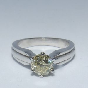 Solitario en Oro de 18k. con Diamante talla Brillante, Yellowish de 1,25 ct. Color, N-O. Claridad, SI1-2