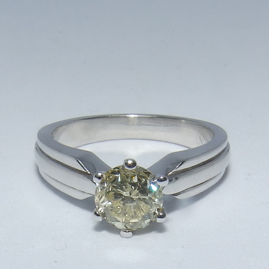 Solitario en Oro de 18k. con Diamante talla Brillante, Yellowish de 1,25 ct. Color, N-O. Claridad, SI1-2 Solitario en Oro de 18k. con Diamante talla Brillante, Yellowish de 1,25 ct. Color, N-O. Claridad, SI1-2