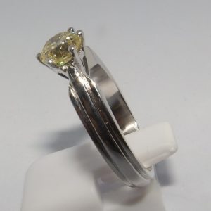 Solitario en Oro de 18k. con Diamante talla Brillante, Yellowish de 1,25 ct. Color, N-O. Claridad, SI1-2
