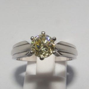 Solitario en Oro de 18k. con Diamante talla Brillante, Yellowish de 1,25 ct. Color, N-O. Claridad, SI1-2