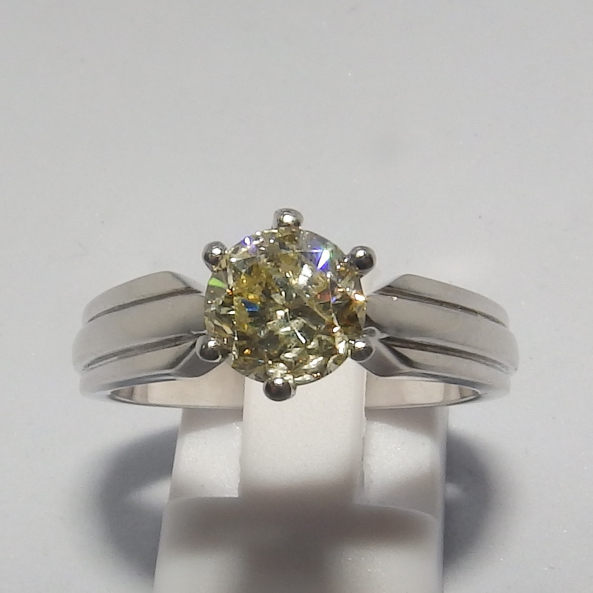 Solitario en Oro de 18k. con Diamante talla Brillante, Yellowish de 1,25 ct. Color, N-O. Claridad, SI1-2 Solitario en Oro de 18k. con Diamante talla Brillante, Yellowish de 1,25 ct. Color, N-O. Claridad, SI1-2