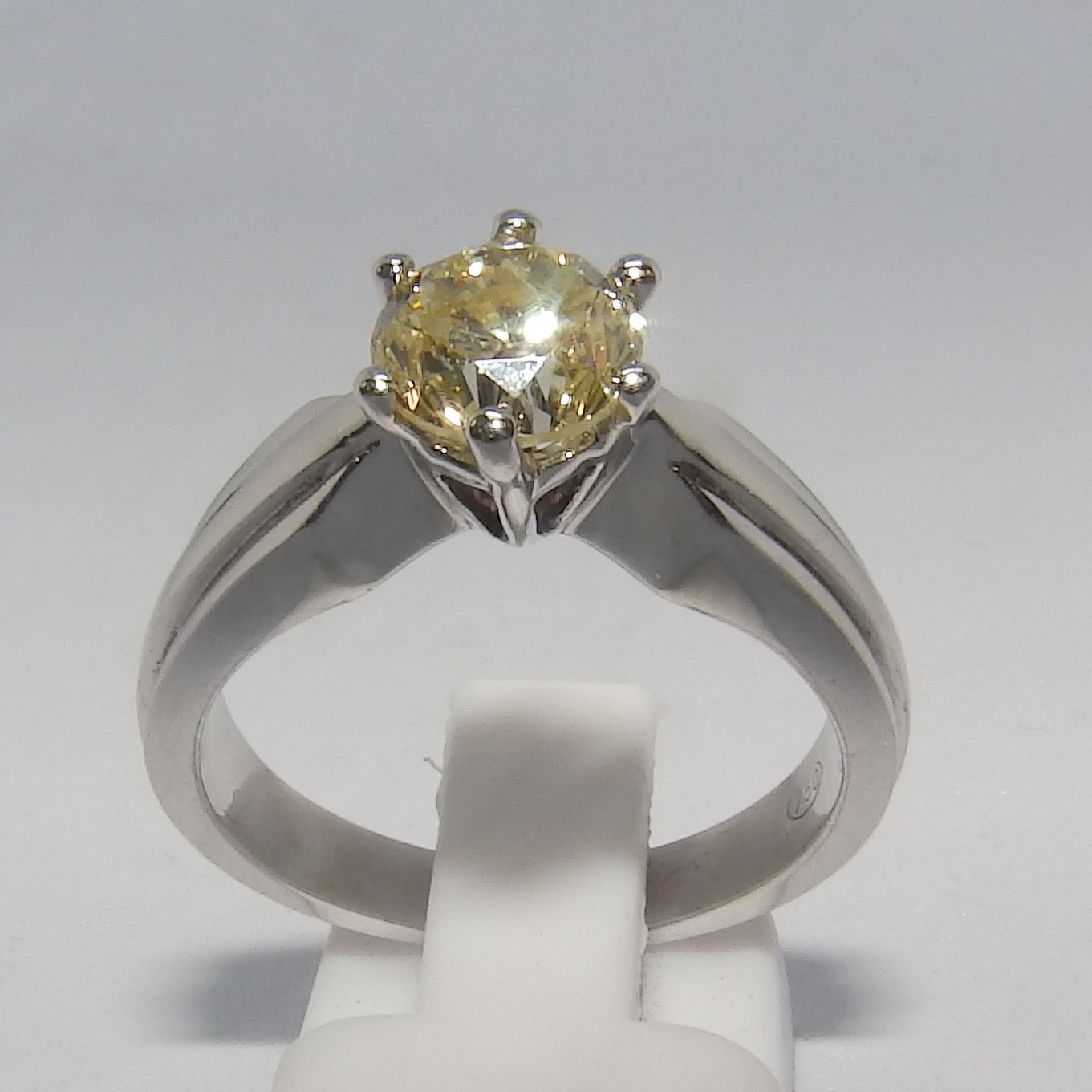 Solitario en Oro de 18k. con Diamante talla Brillante, Yellowish de 1,25 ct. Color, N-O. Claridad, SI1-2 Solitario en Oro de 18k. con Diamante talla Brillante, Yellowish de 1,25 ct. Color, N-O. Claridad, SI1-2