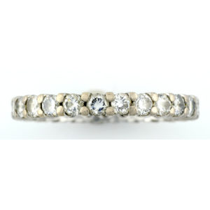 Sortija, Alianza de Pedida, en Oro de 18k con 25 Diamantes Naturales, Talla Brillante, de 1,12 ct. (G-H/VS). Certificado IGE.