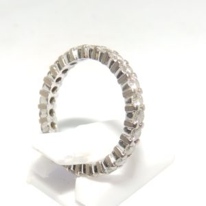 Sortija, Alianza de Pedida, en Oro de 18k con 25 Diamantes Naturales, Talla Brillante, de 1,12 ct. (G-H/VS). Certificado IGE.