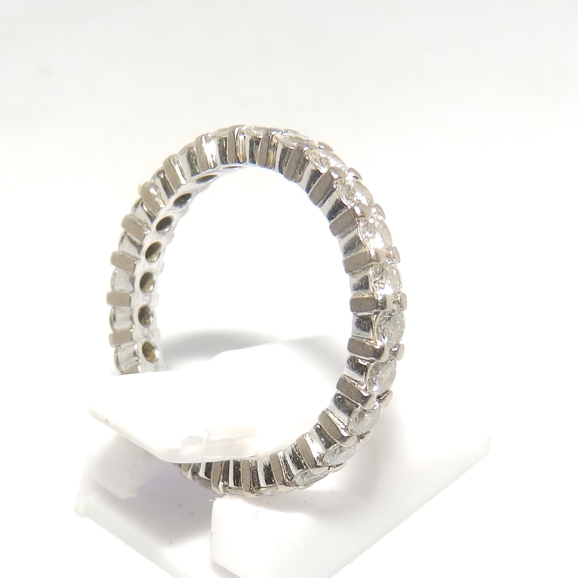 Sortija, Alianza de Pedida, en Oro de 18k con 25 Diamantes Naturales, Talla Brillante, de 1,12 ct. (G-H/VS). Certificado IGE. Sortija, Alianza de Pedida, en Oro de 18k con 25 Diamantes Naturales, Talla Brillante, de 1,12 ct. (G-H/VS). Certificado IGE.
