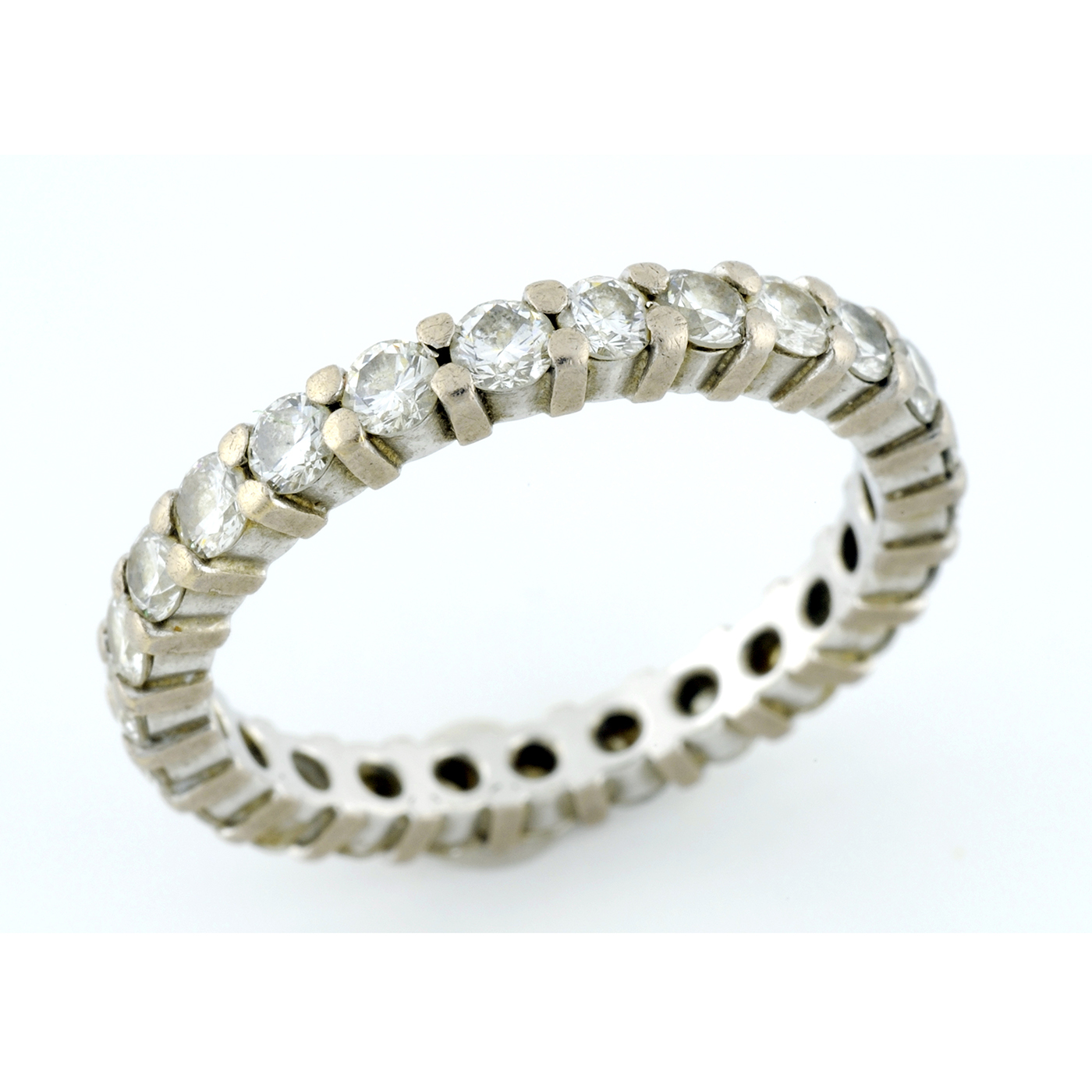 Sortija, Alianza de Pedida, en Oro de 18k con 25 Diamantes Naturales, Talla Brillante, de 1,12 ct. (G-H/VS). Certificado IGE.