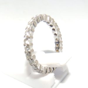 Sortija, Alianza de Pedida, en Oro de 18k con 25 Diamantes Naturales, Talla Brillante, de 1,12 ct. (G-H/VS). Certificado IGE.