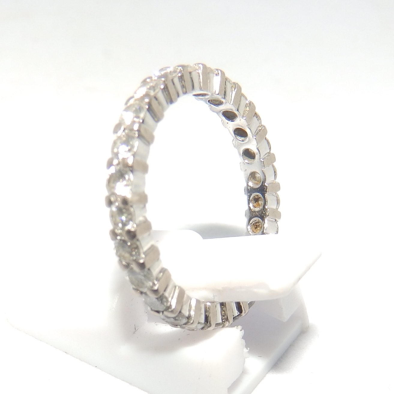 Sortija, Alianza de Pedida, en Oro de 18k con 25 Diamantes Naturales, Talla Brillante, de 1,12 ct. (G-H/VS). Certificado IGE. Sortija, Alianza de Pedida, en Oro de 18k con 25 Diamantes Naturales, Talla Brillante, de 1,12 ct. (G-H/VS). Certificado IGE.
