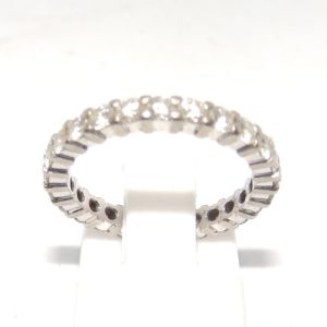 Sortija, Alianza de Pedida, en Oro de 18k con 25 Diamantes Naturales, Talla Brillante, de 1,12 ct. (G-H/VS). Certificado IGE.
