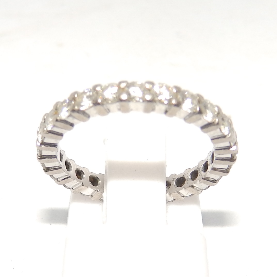 Sortija, Alianza de Pedida, en Oro de 18k con 25 Diamantes Naturales, Talla Brillante, de 1,12 ct. (G-H/VS). Certificado IGE. Sortija, Alianza de Pedida, en Oro de 18k con 25 Diamantes Naturales, Talla Brillante, de 1,12 ct. (G-H/VS). Certificado IGE.