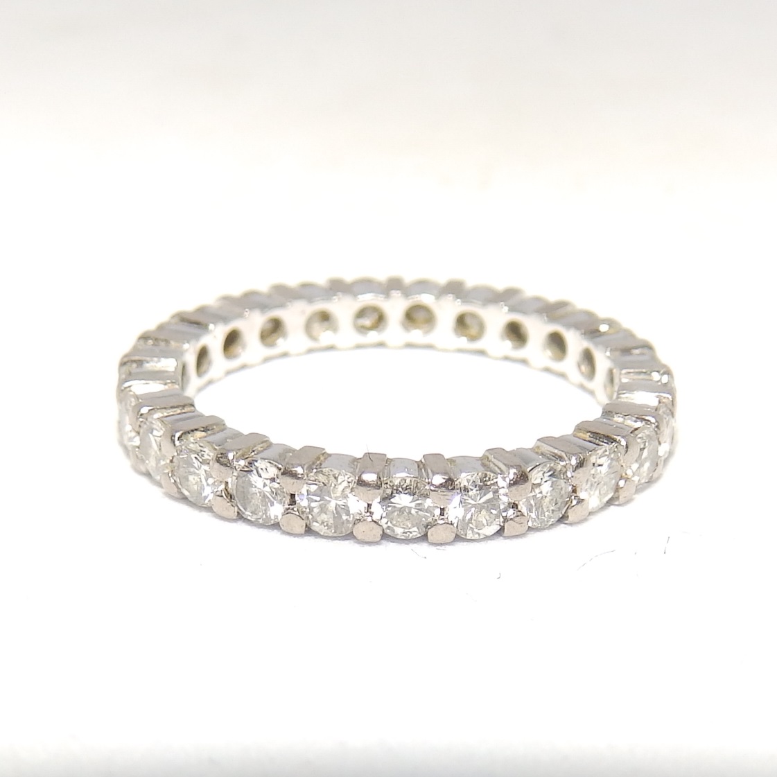 Sortija, Alianza de Pedida, en Oro de 18k con 25 Diamantes Naturales, Talla Brillante, de 1,12 ct. (G-H/VS). Certificado IGE. Sortija, Alianza de Pedida, en Oro de 18k con 25 Diamantes Naturales, Talla Brillante, de 1,12 ct. (G-H/VS). Certificado IGE.