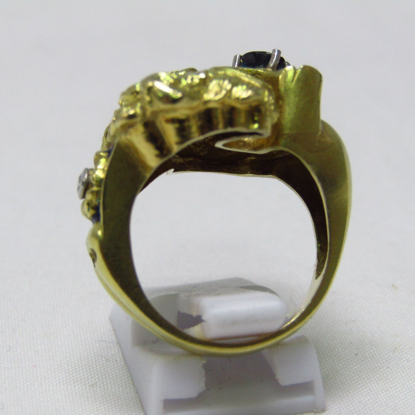 Sortija artesanal realizada en Oro de 18k con forma de felino coronado, con esmalte, zafiro y brillante. 12,54 gr. Sortija artesanal realizada en Oro de 18k con forma de felino coronado, con esmalte, zafiro y brillante. 12,54 gr.