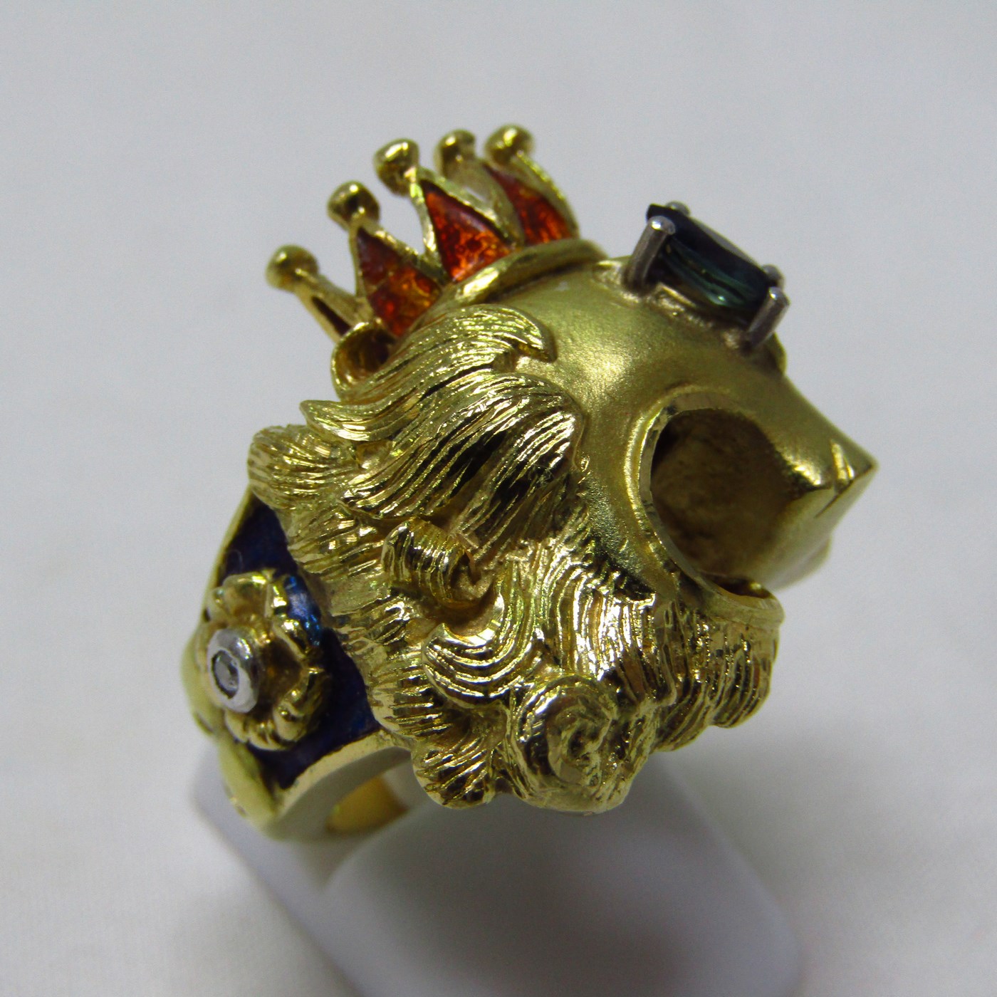 Sortija artesanal realizada en Oro de 18k con forma de felino coronado, con esmalte, zafiro y brillante. 12,54 gr. Sortija artesanal realizada en Oro de 18k con forma de felino coronado, con esmalte, zafiro y brillante. 12,54 gr.