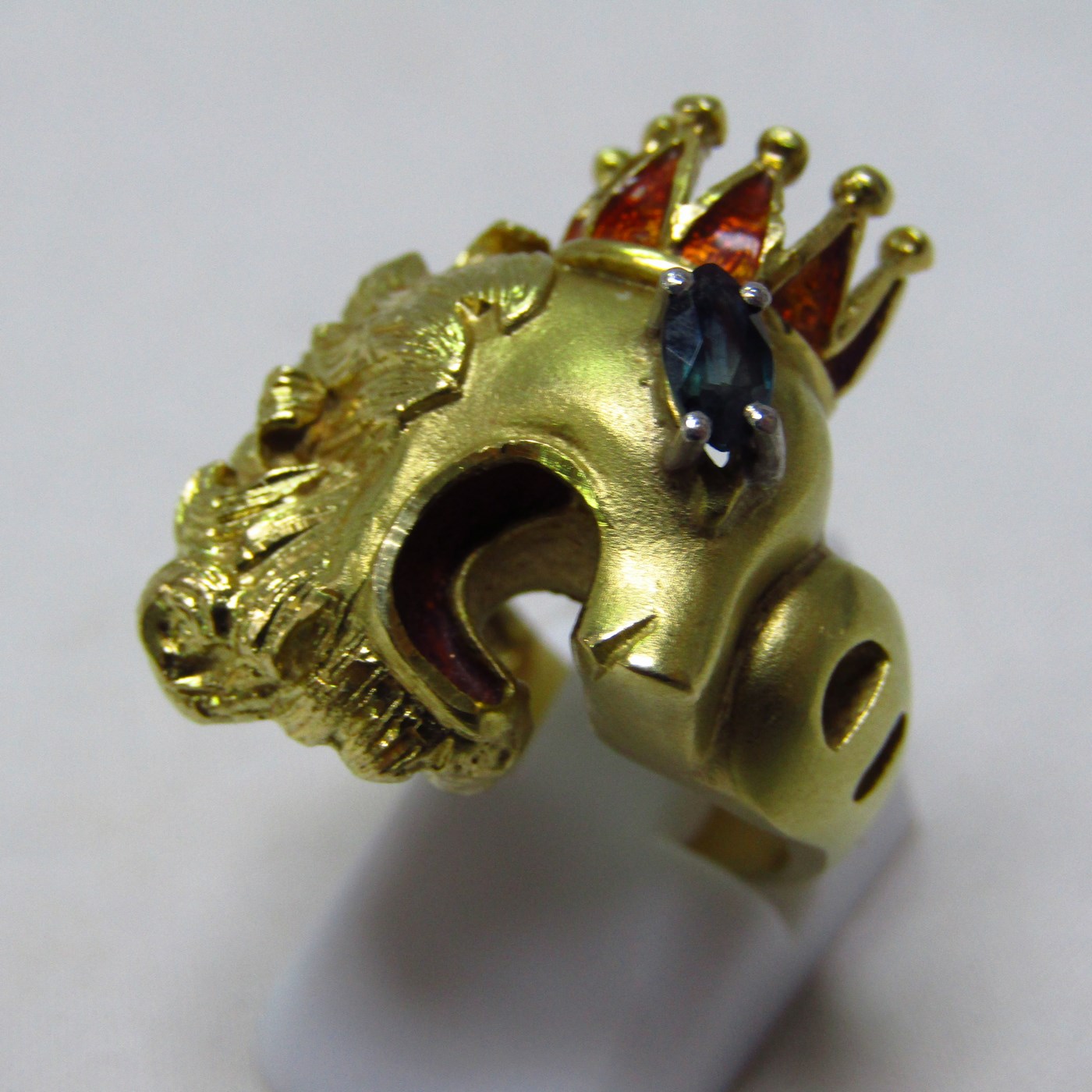 Sortija artesanal realizada en Oro de 18k con forma de felino coronado, con esmalte, zafiro y brillante. 12,54 gr. Sortija artesanal realizada en Oro de 18k con forma de felino coronado, con esmalte, zafiro y brillante. 12,54 gr.