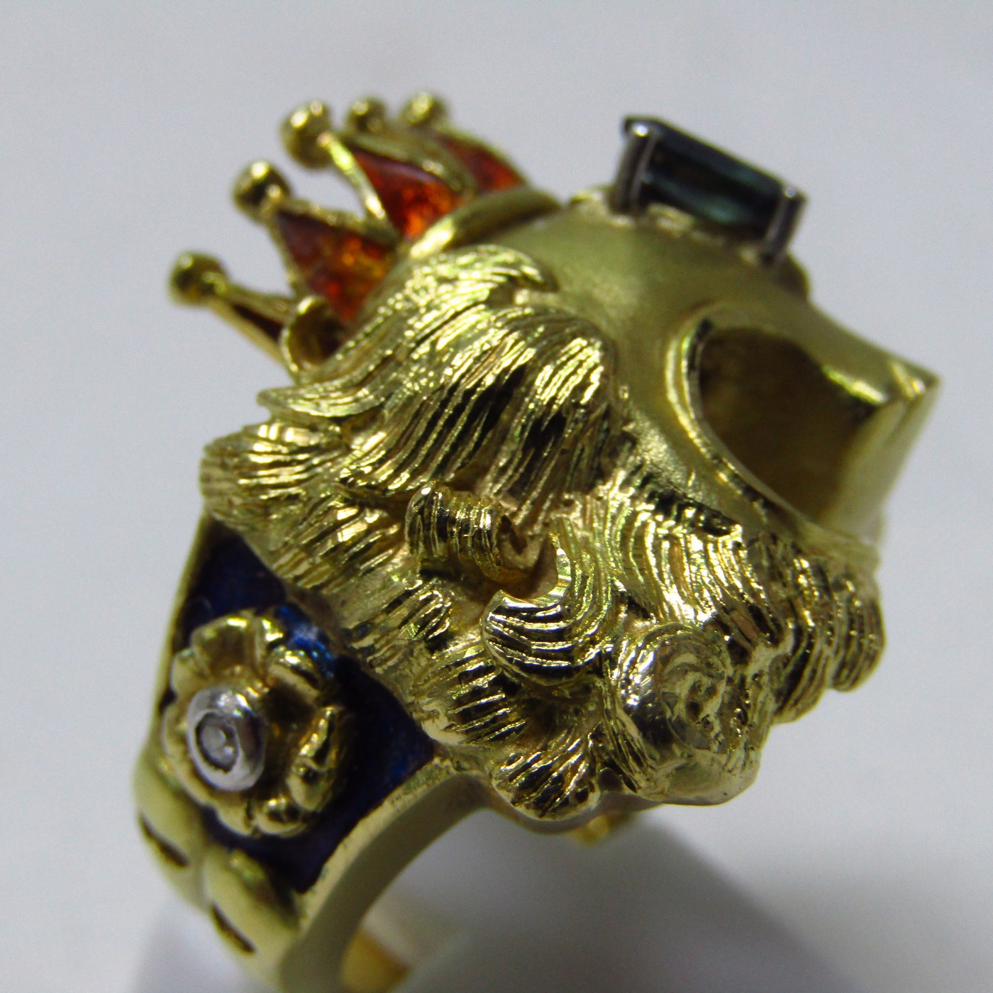 Sortija artesanal realizada en Oro de 18k con forma de felino coronado, con esmalte, zafiro y brillante. 12,54 gr. Sortija artesanal realizada en Oro de 18k con forma de felino coronado, con esmalte, zafiro y brillante. 12,54 gr.