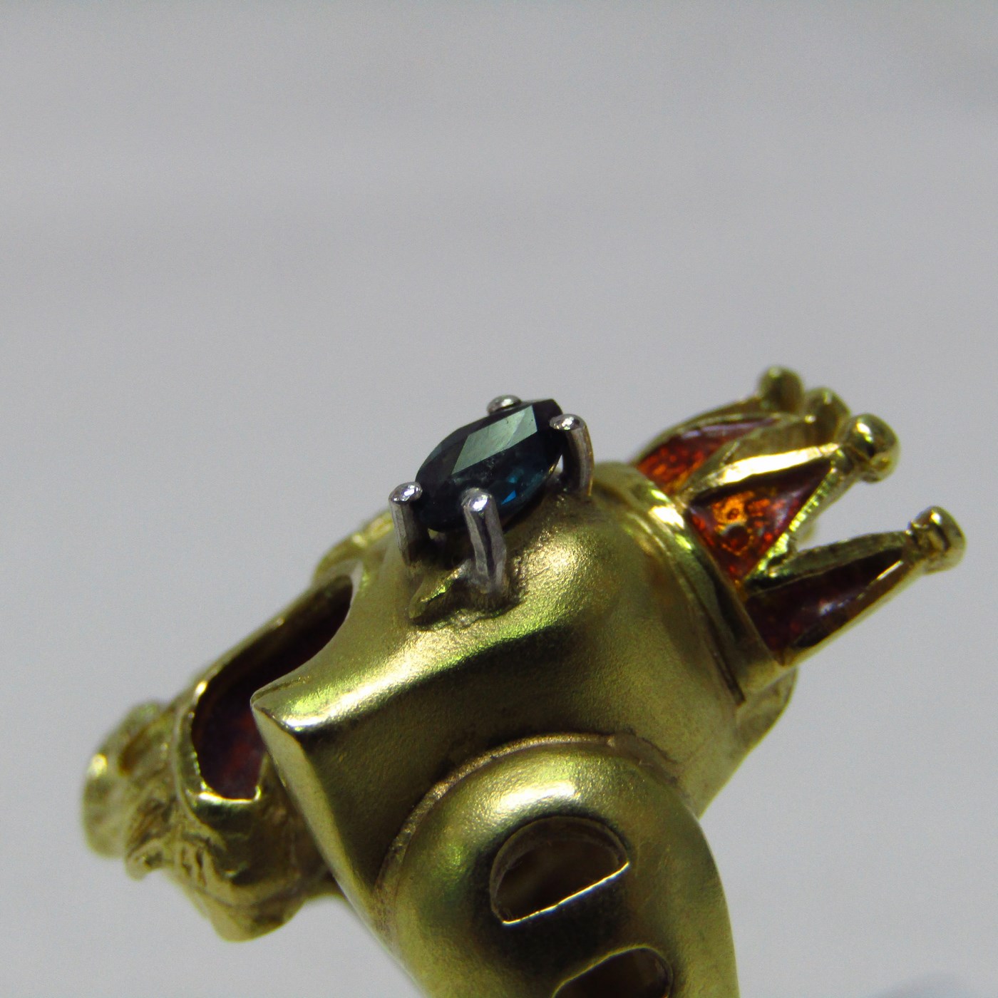 Sortija artesanal realizada en Oro de 18k con forma de felino coronado, con esmalte, zafiro y brillante. 12,54 gr. Sortija artesanal realizada en Oro de 18k con forma de felino coronado, con esmalte, zafiro y brillante. 12,54 gr.