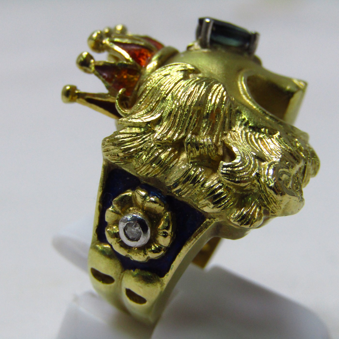 Sortija artesanal realizada en Oro de 18k con forma de felino coronado, con esmalte, zafiro y brillante. 12,54 gr. Sortija artesanal realizada en Oro de 18k con forma de felino coronado, con esmalte, zafiro y brillante. 12,54 gr.