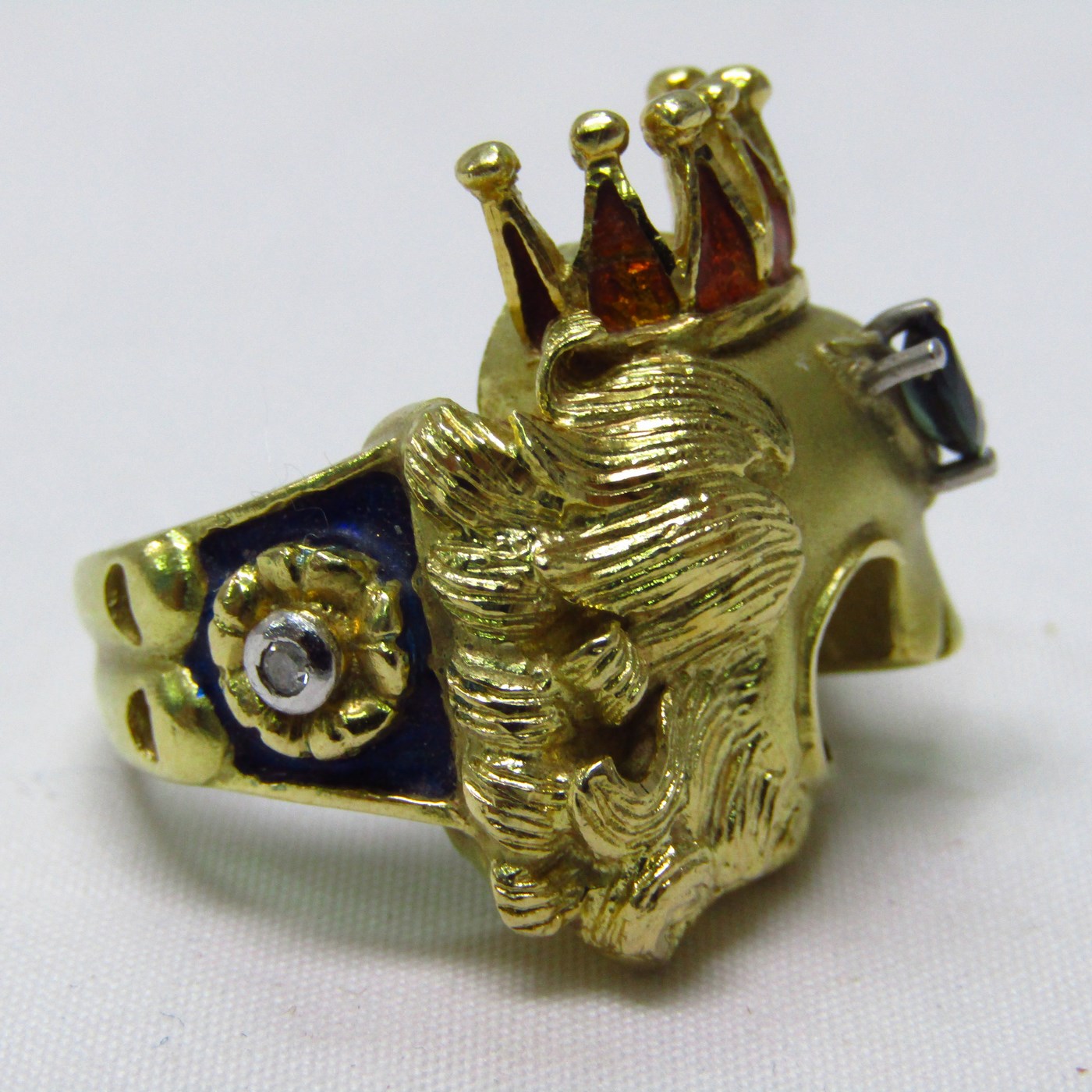 Sortija artesanal realizada en Oro de 18k con forma de felino coronado, con esmalte, zafiro y brillante. 12,54 gr. Sortija artesanal realizada en Oro de 18k con forma de felino coronado, con esmalte, zafiro y brillante. 12,54 gr.