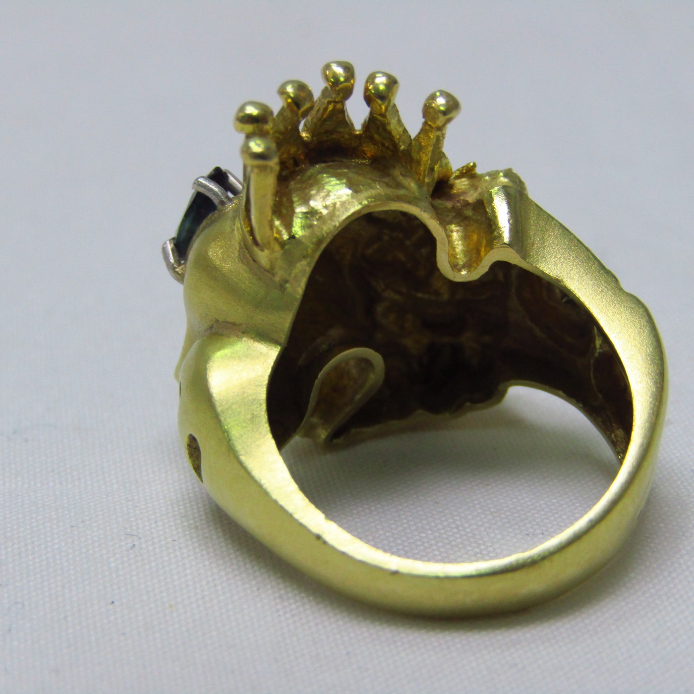 Sortija artesanal realizada en Oro de 18k con forma de felino coronado, con esmalte, zafiro y brillante. 12,54 gr. Sortija artesanal realizada en Oro de 18k con forma de felino coronado, con esmalte, zafiro y brillante. 12,54 gr.